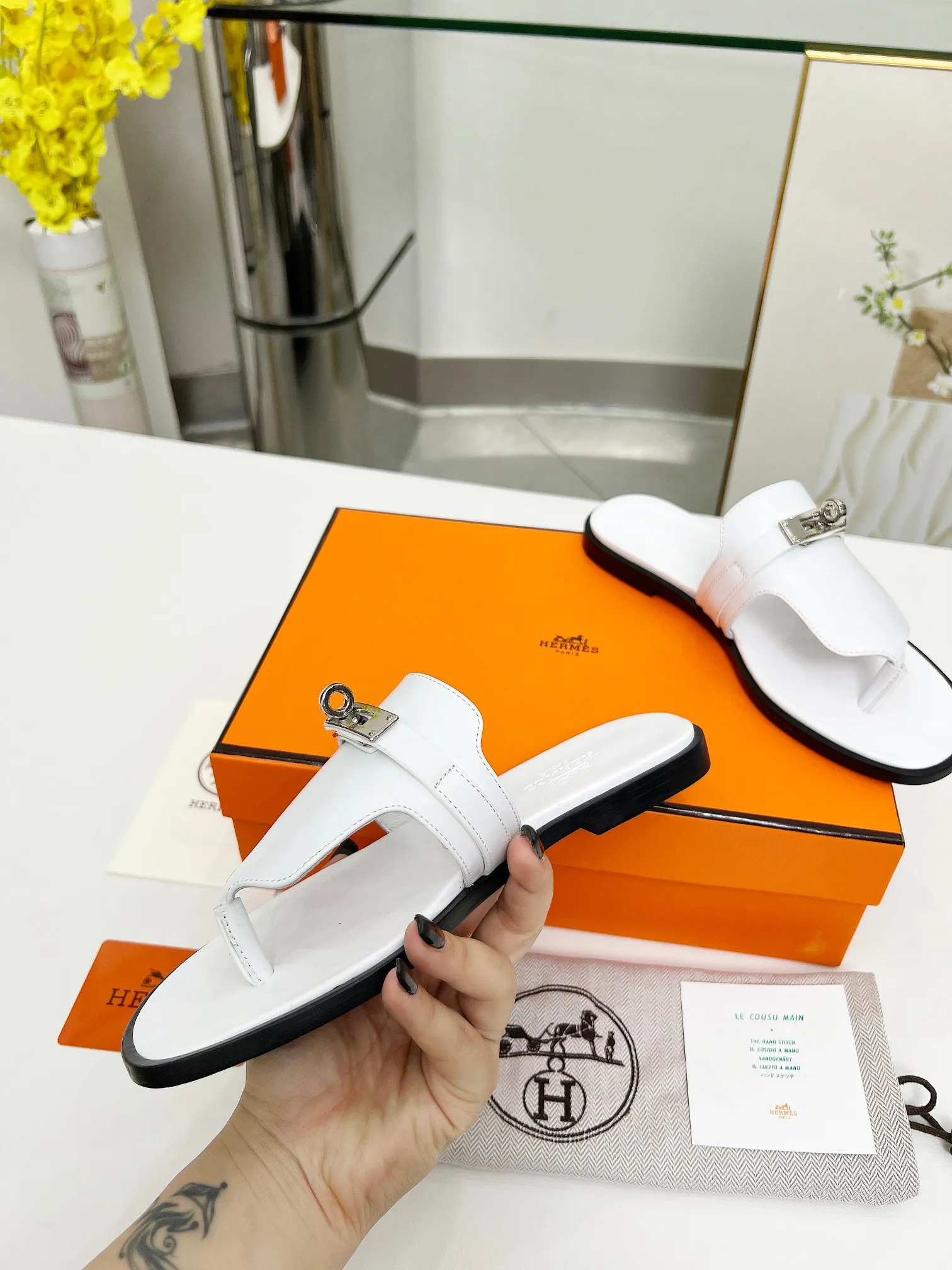 👟👟Ex-factory price 480👟👟 (top version) 👫Hermes ❗️❗️Original purchase and development⚠️ A must-have artifact for daily home, travel and vacation🉑 in spring and summer. High-end quality Code number: 35-40 (41/42 can be customized)